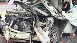 نجات معجزه‌آسای راننده وانت در تصادف با کامیون
