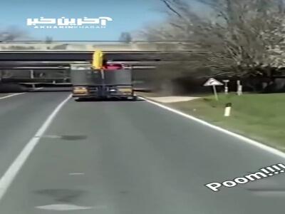 برخورد هولناک کامیون با پل روگذر