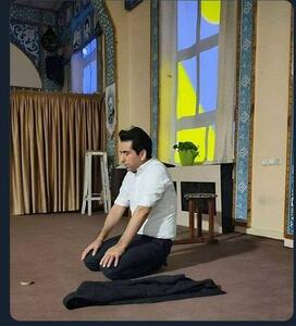عکس/ تصویری از نمازخواندن یک خواننده مشهور
