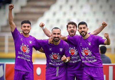 برد درخشان هوادار مقابل ملوان ۱۰ نفره