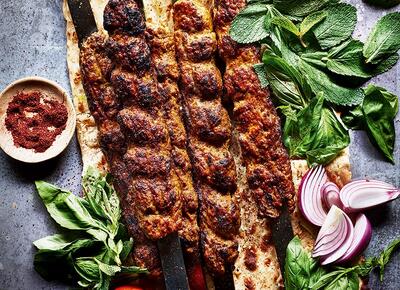 طرز تهیه کباب کوبیده به سبک حرفه‌ای‌ها/ با این ترفندها گوشت دیگه از سیخ نمی‌ریزه!