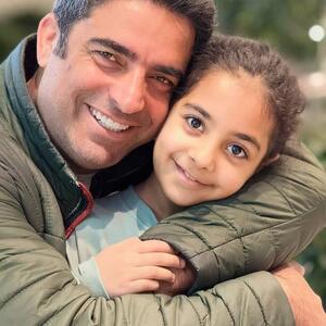 عکس/ انیمه بازی منوچهر هادی و دخترش با ژست خنده دار | اقتصاد24