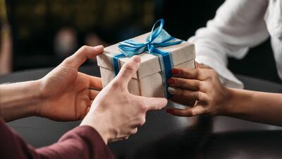 تعبیر خواب کادو گرفتن: 7 تعبیر خواب اصلی برای کادو گرفتن