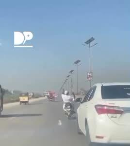 رفتار جنون‌آمیز پیرمرد پاکستانی وسط بزرگراه