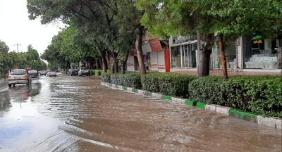 بارش باران موجب آبگرفتگی معابر میاندوآب شد
