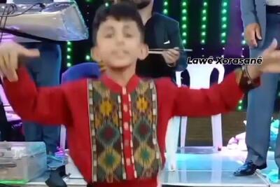 آواز شاد؛ پسرک نیم وجبی عین فرفره چه رقص آذری میره  لیدر یه اکیپ سرت گیج میره