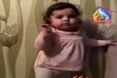 آواز شاد؛ دختر تو دل برو با آهنگ همخونی میکنه و اطوار ریز میریزه بامزه ی فینگیلی رو