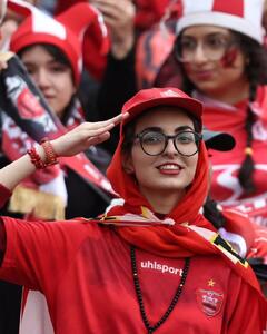 عکس | بانوان هوادار تیم پرسپولیس در ورزشگاه آزاری