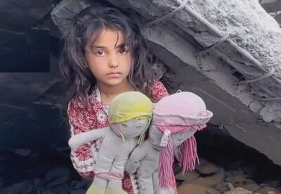 دختربچه فلسطینی و عروسک‌های بجا مانده از دوستانش