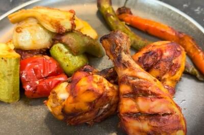 خوراک مرغ و سبزیجات با یک قاشق روغن / مراحل تهیه خوراک مرغ با روشی بی نظیر