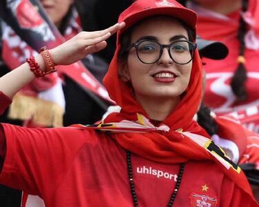 دختران هوادار تیم پرسپولیس در ورزشگاه آزاری | تصاویر