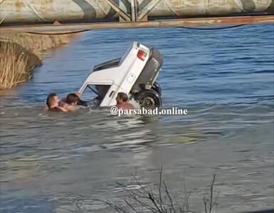 نجات معجزه‌آسای سرنشینان پراید در کانال پرآب | جوانان پارس آبادی چگونه ۵ نفر را نجات دادند