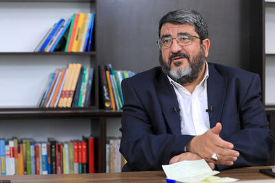 وقتی رزمندگان می جنگیدند شما آقای ایزدی آمریکا بودید؛ الان با چه رویی فلسفه می بافید جوانان جلوی تیر بروند؟!