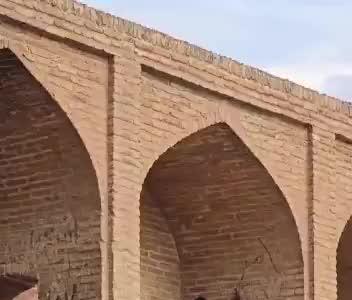 ببینید؛ نوشتن یادگاری روی بنای تاریخی سی‌وسه‌ پل اصفهان