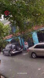 لحظه دردناک برخورد صاعقه مرگبار به یک نفر در حین دوش گرفتن زیر باران