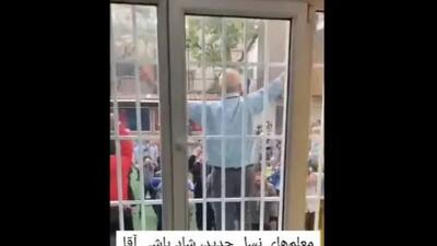 فیلم آواز  باشکوه آقا معلم در مدرسه ! /  با آهنگ برزی برزی کل دانش آموزانش پریدن وسط کردی رقصیدن !