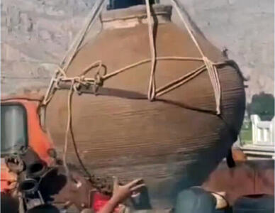 کشف یک خمره بزرگ حین حفر گودال برق جاده مروشت به ارسنجان