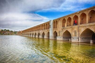 دیوارنویسی روی سی و سه پل اصفهان/ ماجرا چه بود؟