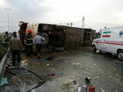 مصدومیت ۱۵ نفر در واژگونی اتوبوس شاهین‌ شهر