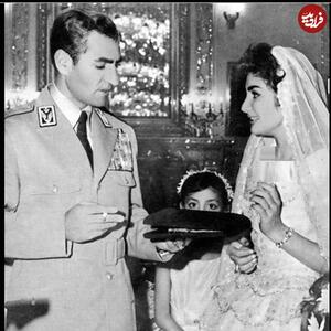 عکس/ لحظۀ هدیه دادن محمدرضا پهلوی به دخترش شهناز در مراسم عروسی | اقتصاد24
