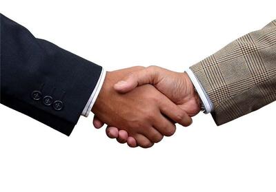 دست دادن عجیب دو نماینده در مجلس/ عکس