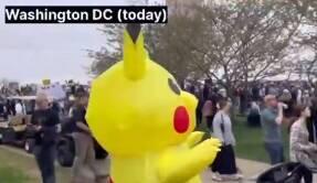 چرا در تظاهرات کشورهای مختلف از کاراکتر ژاپنی Pikachu استفاده می شود؟+ فیلم