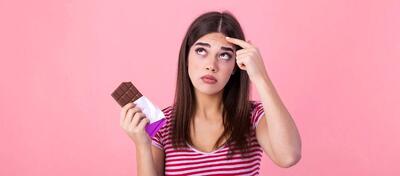 آیا شکلات باعث ایجاد آکنه می‌شود؟ باورهای غلط در مورد جوش صورت
