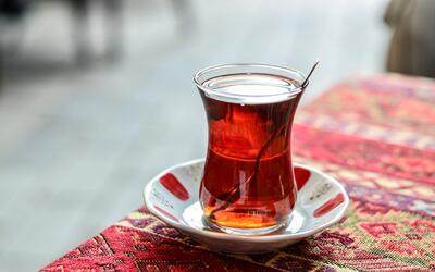 چرا نوشیدن چای بعد از غذا جذب آهن را کاهش می‌دهد؟ - سبک ایده آل
