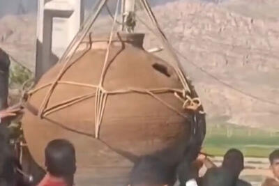 لحظه کشف یک خمره بزرگ دوره هخامنشی در مرودشت / فیلم