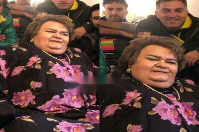 آواز شاد؛ اکبر عبدی تو کنسرت با تیپ جالبش یه رقص باحال و جون دار رفت جمعیت کیف کردن