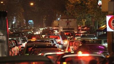 هم اکنون اکثر معابر تهران دارای ترافیک پر حجم و سنگین است