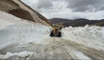 برف‌روبی روستای مجره خلخال در نوزدهمین روز از فروردین