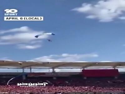 لحظه هولناک گیرکردن یک چترباز در سقف ورزشگاه