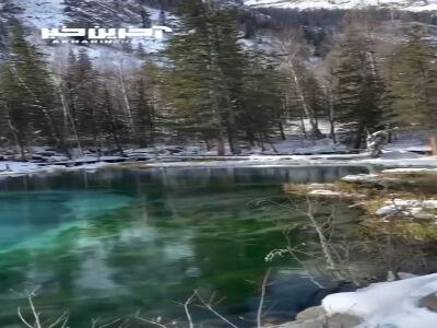 دریاچه آبفشان در کوه های خط الراس شمالی چویسکی، روسیه