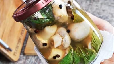 طرز تهیه ترشی قارج تُرد و خوشمزه، با ترفند شل و سیاه نشدن