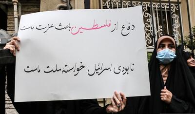 تصاویر؛ دست‌نوشته‌های تجمع کنندگان مقابل سفارت مجارستان در تهران
