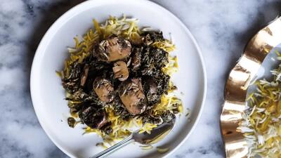 طرز تهیه قورمه سبزی با قارچ به روش گیاهی؛ خوشمزه، مجلسی و بدون گوشت!