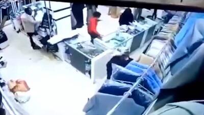 فیلم/ اصابت یک بمب آمریکایی به فروشگاهی در یمن