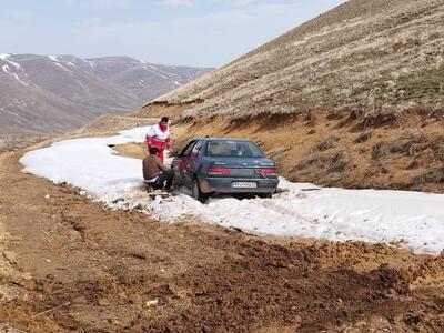 امدادرسانی نجاتگران هلال‌احمر سراب به گردشگران گرفتار در ییلاقات