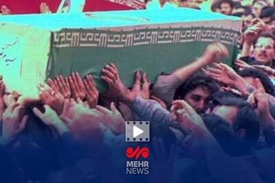 تصاویری از حضور رهبر انقلاب در مراسم تشییع پیکر شهید آوینی