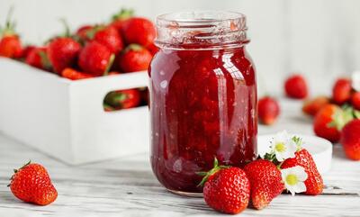 طرز تهیه مربای توت فرنگی خوشرنگ+ نکات کپک و شکرک نزدن