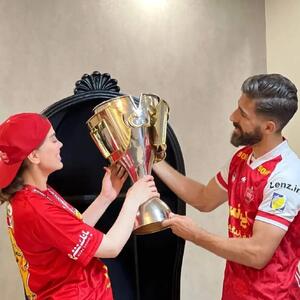 پیام عاشقانه همسر ستاره پرسپولیس با لباس پرسپولیس (عکس)