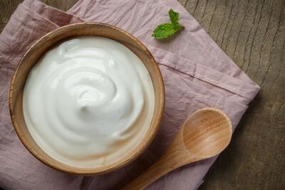 طرز تهیه ماست خانگی سفت و چکیده با شیر گوسفندی | رازهایی که کسی نمی‌گوید!