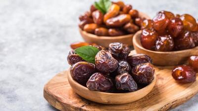 طرز تهیه توپک انرژی‌زا با خرما و مغزها | میان‌وعده سالم و مقوی برای همه اعضای خانواده