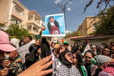 تشییع پیکر جوان تونسی با پرچم فلسطین