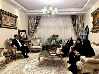 دیدار مخبر به همراه همسرش با خانواده شهید رضایی‌نژاد