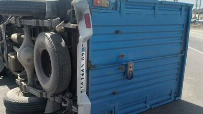 واژگونی خودروی نیسان در ماهدشت بدون آسیب به راننده