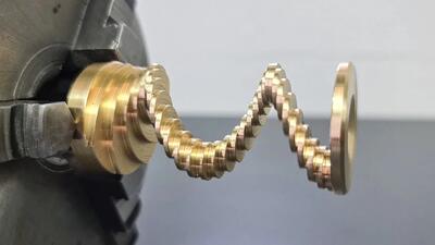 خلق یک قطعه مارپیچی منحصر به فرد از برنج با ماشین تراش دستی!