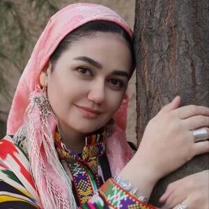 عکس‌/ زیبایی خیره کننده چمنِ سریال پایتخت با لباس سنگ دوز و پیشانی بند تاجیکی | اقتصاد24
