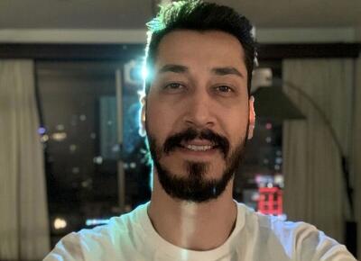 دکوراسیون ساده و قدیمی خانه پدری بهرام افشاری، بهتاش سریال پایتخت در روستا؛ ز حیاط سرسبز نوستالژیک تا تابلوهای هنری و آباژور اعیانی
